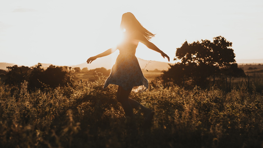 mujer felicidad campo